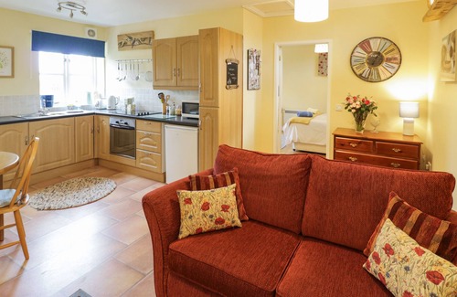 Bridgnorth Cottage | THE GARDEN LODGE, romantic, with a garden in Bridgnorth