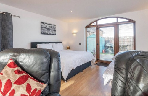 Elgin Apartment | The Garden Room (Studio Apartment)