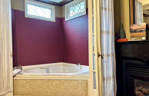Adamstown Bed & Breakfast | The Garnet Room at the Amethyst Inn B&B jacuzzi Room with fireplace in Adamstown