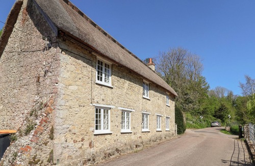 Axmouth Cottage | THE GATEHOUSE, pet friendly, country holiday cottage in Axmouth