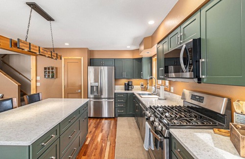 Estes Park House | The Gathering Place-Luxe Family Home with Mt Views, Hot tub, & A/C!