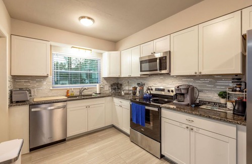Gainesville House | The Gator Grande– 5 mins to UF! Fire Pit + Bar