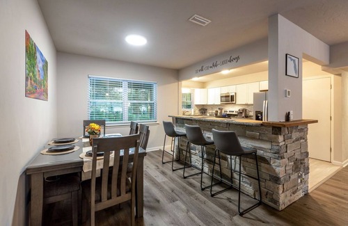 Gainesville House | The Gator Grande– 5 mins to UF! Fire Pit + Bar