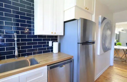 Grandview Heights Apartment | The Gatsby Hot Tub Patio King Bed Fast WiFi Near OSU and Victorian Village