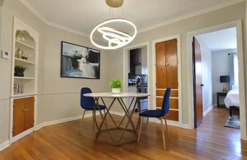Grandview Heights Apartment | The Gatsby Hot Tub Patio King Bed Fast WiFi Near OSU and Victorian Village