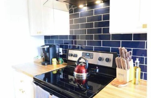 Grandview Heights Apartment | The Gatsby Hot Tub Patio King Bed Fast WiFi Near OSU and Victorian Village