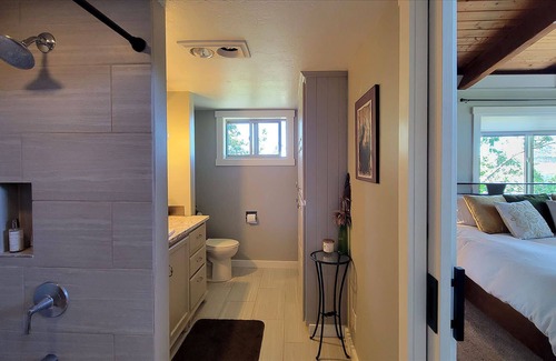 Ashland House | The Gem House ~ With a Pool, Relaxing Hot tub and Gorgeous Mountain Views!