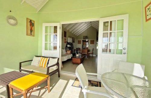 Apple Hall House | The Gem is located a few minutes walk to the gorgeous Bottom Bay Beach