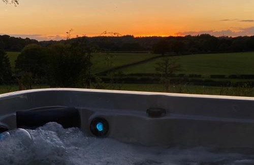 New Forest District House | The Georgian Coach House:New Forest with hot tub