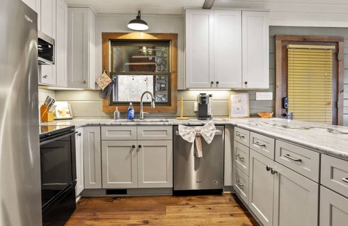 Blue Ridge Ski Chalet | The Giant Peach Chalet- BRAND NEW LISTING- 5 min to DT Blue Ridge