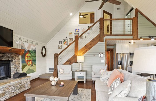 Blue Ridge Ski Chalet | The Giant Peach Chalet- BRAND NEW LISTING- 5 min to DT Blue Ridge