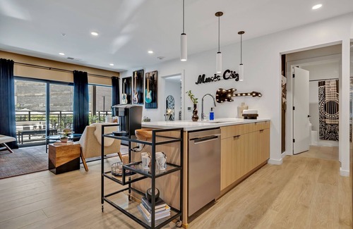 Downtown Nashville Condo | The Gibson- Tribute to Music City, Short walk to Broadway, Pool, Gym and Parking