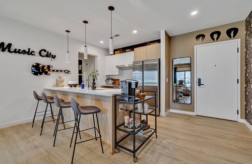 Downtown Nashville Condo | The Gibson- Tribute to Music City, Short walk to Broadway, Pool, Gym and Parking