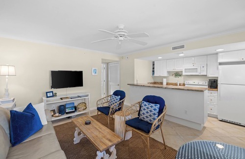 Old Naples Condo | The Gilded Palm - Naples, 4 Blocks to Beach, 1/2 Block to 5th Ave Downtown, Pool