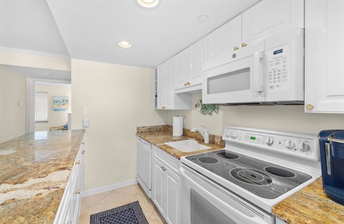Old Naples Condo | The Gilded Palm - Naples, 4 Blocks to Beach, 1/2 Block to 5th Ave Downtown, Pool