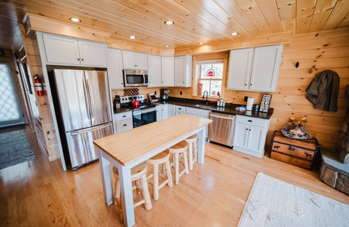 Bethel House | "The GingerBread" 10 min from Sunday River with a Hot Tub to come home to!