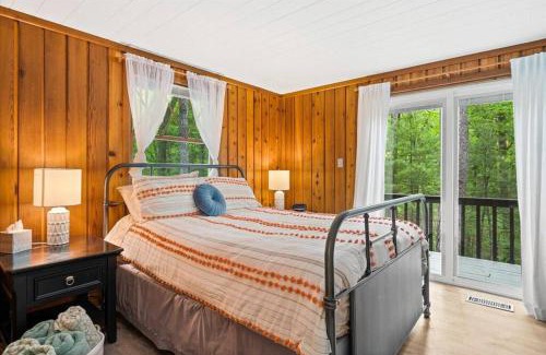 Massanutten Ski Chalet | The Gingerbread House: 4 BR chalet, w/Sunroom/Deck, sleeps 12, modern amenities