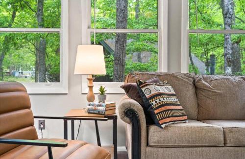 Massanutten Ski Chalet | The Gingerbread House: 4 BR chalet, w/Sunroom/Deck, sleeps 12, modern amenities