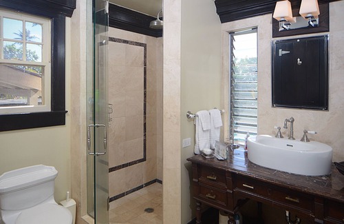 Kahala House | The Gingerbread House sleeps 10 & Kahala Beach is just across the street