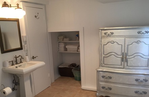 Kahala House | The Gingerbread House sleeps 10 & Kahala Beach is just across the street