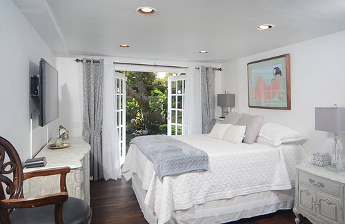 Kahala House | The Gingerbread House sleeps 10 & Kahala Beach is just across the street