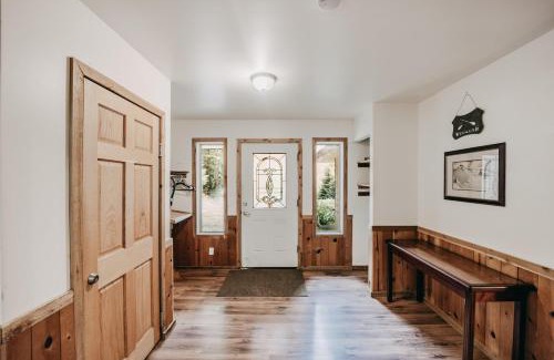 Warnick House | The Glacier Lodge - Perfect For Large Groups!