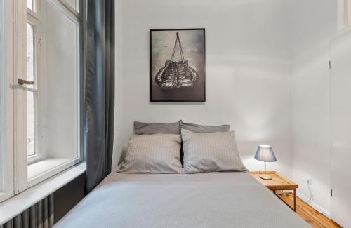 Schoeneberg Apartment | The Gleditsch - Central Schöneberg location, 1BR, 1 living room, group friendly, ideal for 2 - 4 Guests