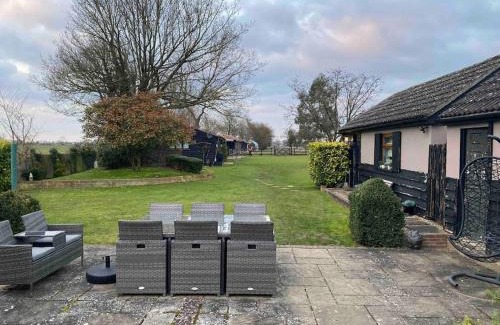 Fyfield Apartment | The Glen Guest House 1-bedroom guest house with free parking
