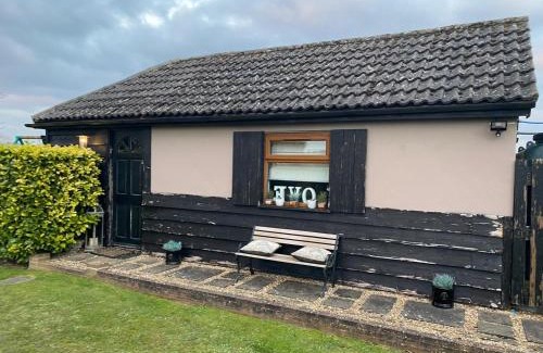 Fyfield Apartment | The Glen Guest House 1-bedroom guest house with free parking