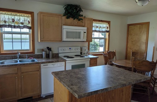 Edinboro House | The Glenshaw- Spacious 5 bedroom home on Lakeside Edinboro