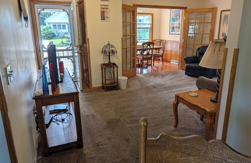 Edinboro House | The Glenshaw- Spacious 5 bedroom home on Lakeside Edinboro