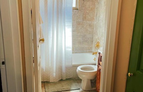 Mount Auburn Apartment | The gold Apple with king bed Walking distance to Downtown close to Cincinnati sports Stadiums