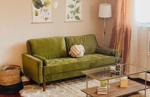 Mount Auburn Apartment | The gold Apple with king bed Walking distance to Downtown close to Cincinnati sports Stadiums