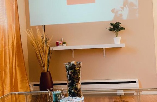 Mount Auburn Apartment | The gold Apple with king bed Walking distance to Downtown close to Cincinnati sports Stadiums