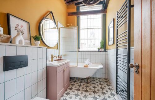 Bristol Old City Apartment | The Gold Penny - 1 Bed Studio Apartment in Central Bristol by Mint Stays