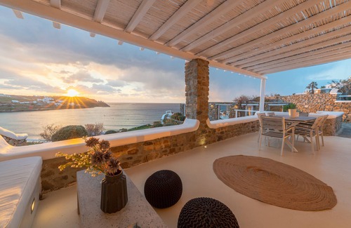 Ano Mera Villa | The Golden Beach Villa