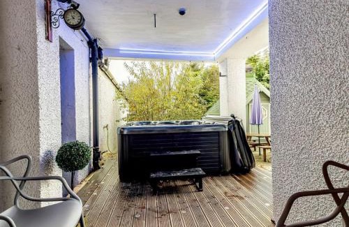 Mauchline House | The Golden Crown