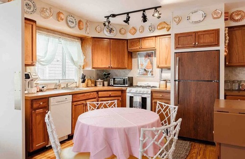 Roselawn Finance Apartment | The Golden Suite: themed getaway!