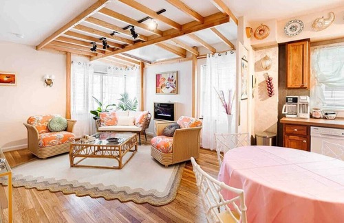 Roselawn Finance Apartment | The Golden Suite: themed getaway!