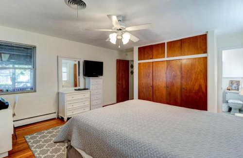 Kingston House | The Good Ole Days King Bed Pet Friendly