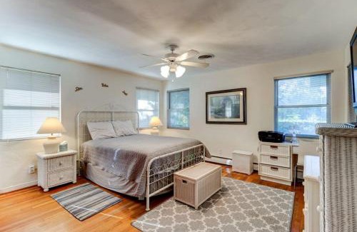 Kingston House | The Good Ole Days King Bed Pet Friendly