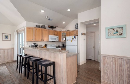 Kill Devil Hills House | The Gorbals:Oceanside, pool, hot tub, close to the beach & Wright Bro's Memorial