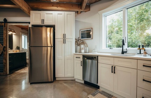 Vandalia Cabin | The Grain Binn: Lux/hot tub/unique stay/king bed/gas fireplace
