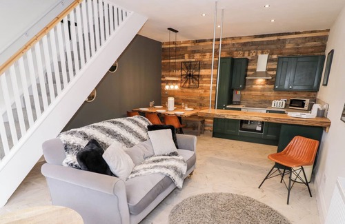 Spetchley Cottage | THE GRANARY COTTAGE, pet friendly, with a garden in Worcester