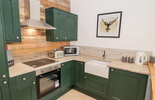 Spetchley Cottage | THE GRANARY COTTAGE, pet friendly, with a garden in Worcester