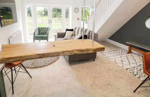 Spetchley Cottage | THE GRANARY COTTAGE, pet friendly, with a garden in Worcester
