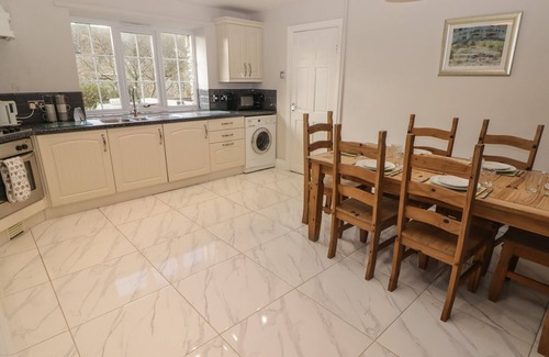 Kilgetty Cottage | THE GRANARY, pet friendly, with hot tub in Saundersfoot