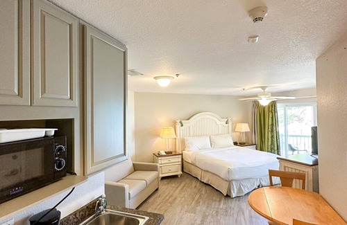 Crystal Harbour Hotel | The Grand Caymanian Resort