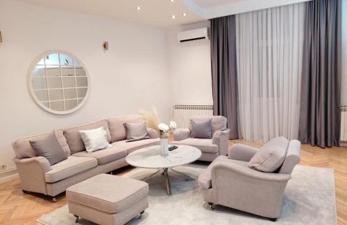 Old Town Apartment | The Grand Central Apartment