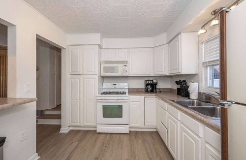 Ludlow Apartment | The Grand Elm Suite 2 Sleeps 6